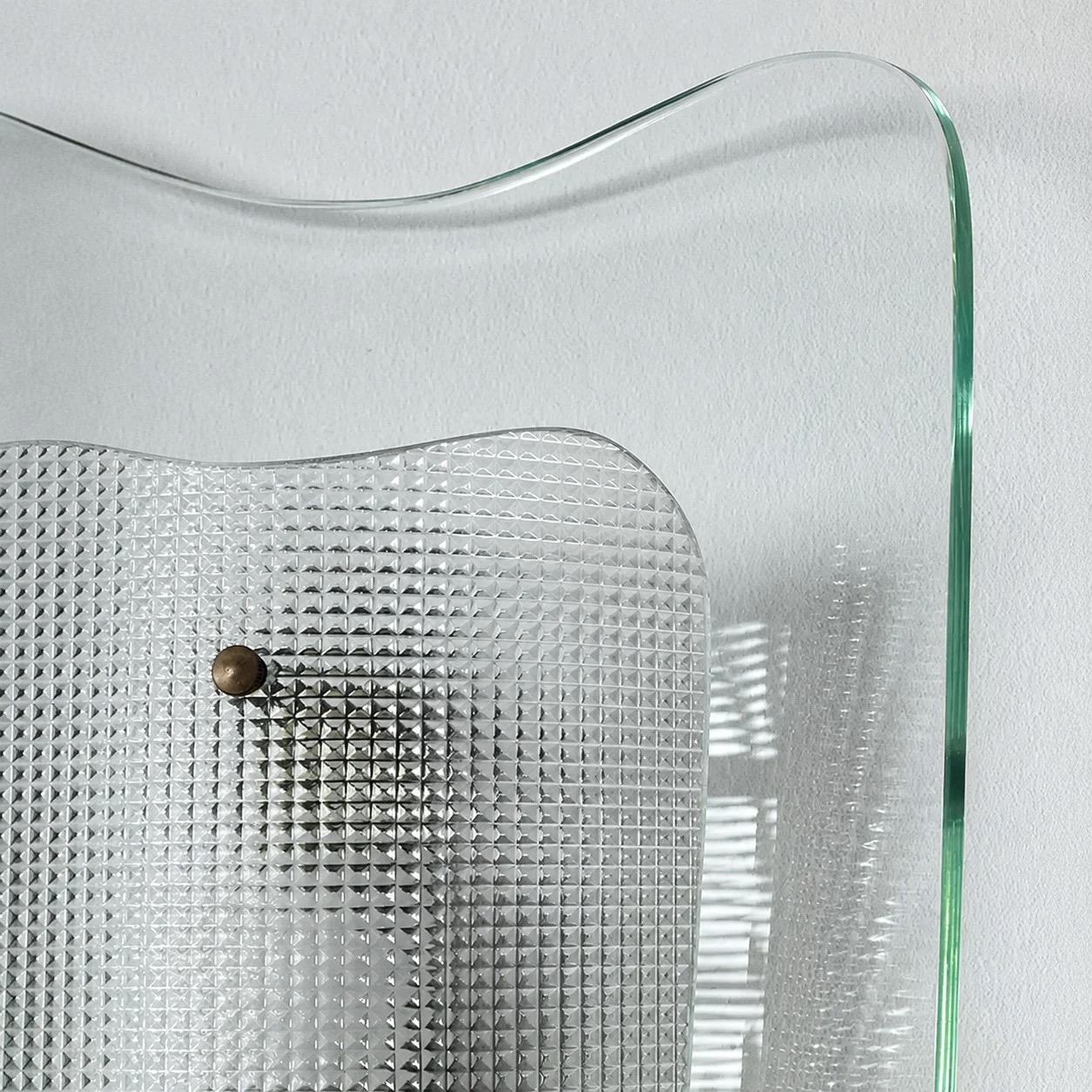 Clear glass edge and textured inner shade detail