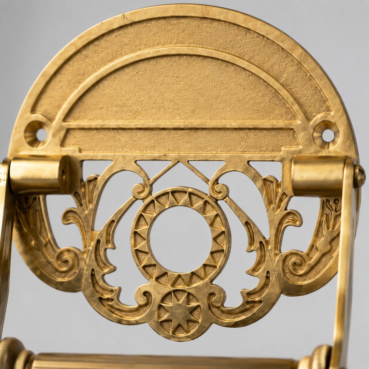 Relief-Rückplatte aus Messing