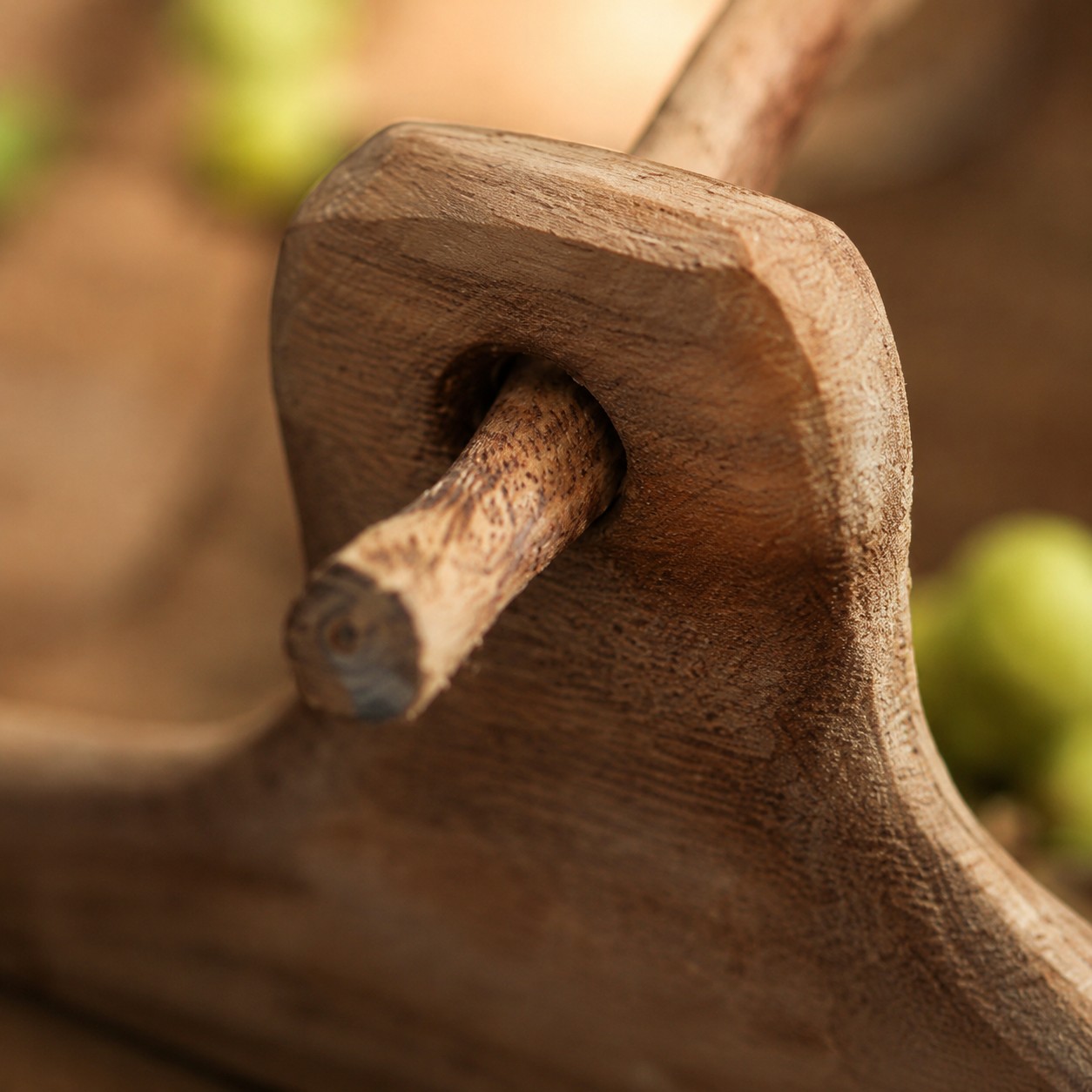 Branch-style handle joined to the willow wood tray