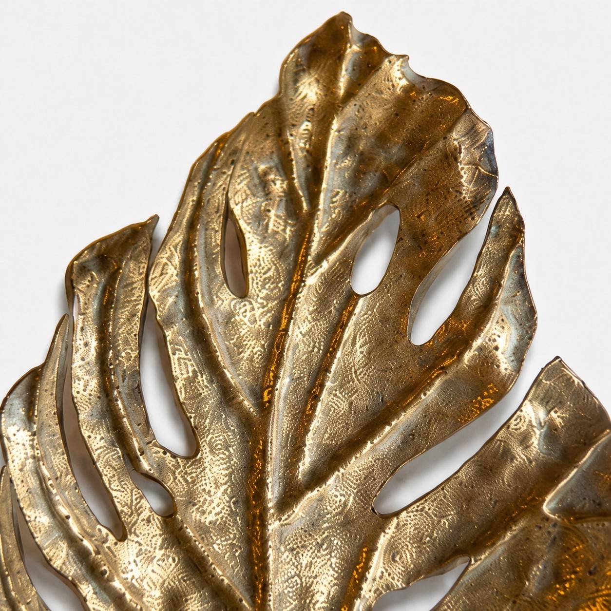 Gros plan sur la texture de la feuille d'or antique martelée