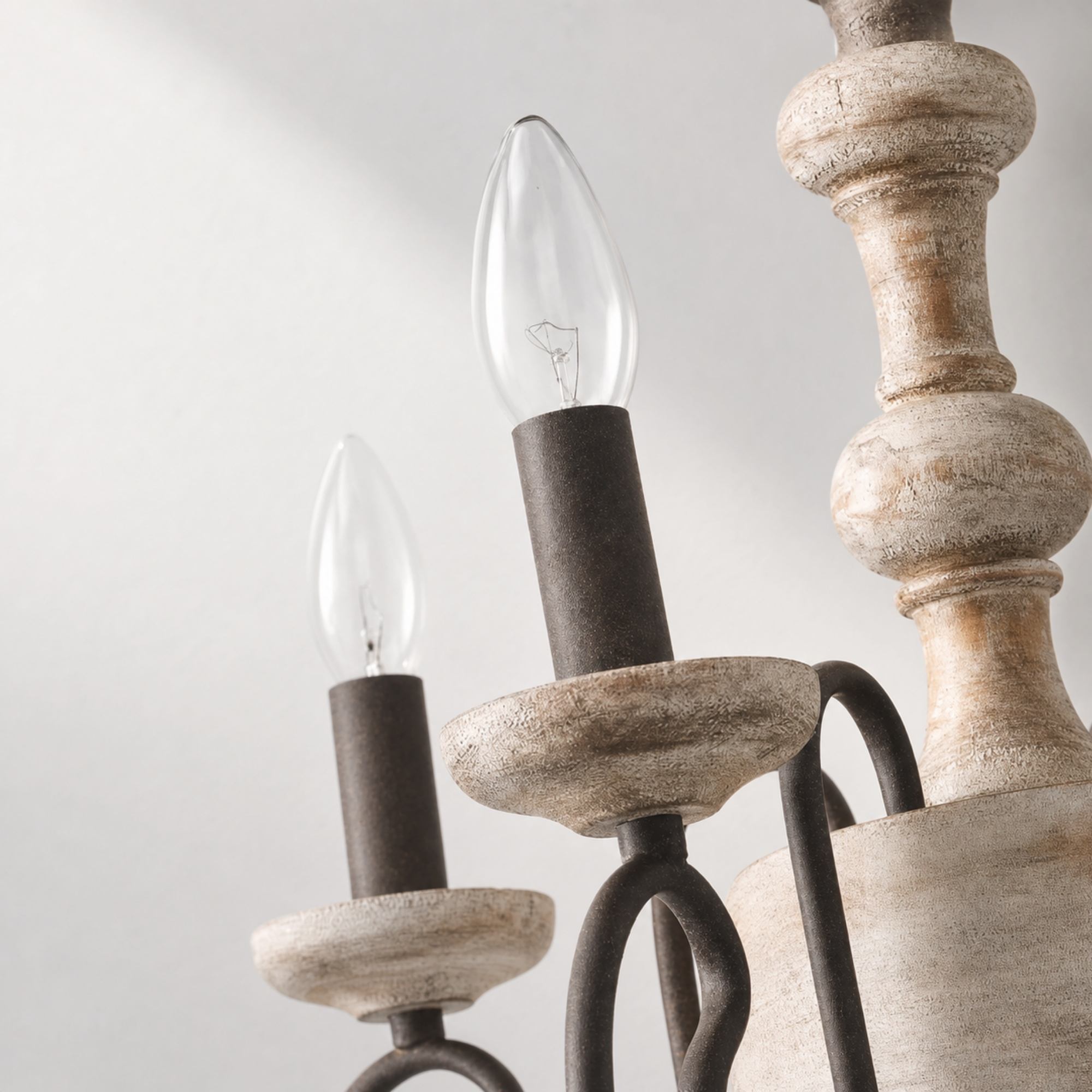 Detalhe aproximado da estrutura com aparência de madeira desgastada e do soquete da vela.