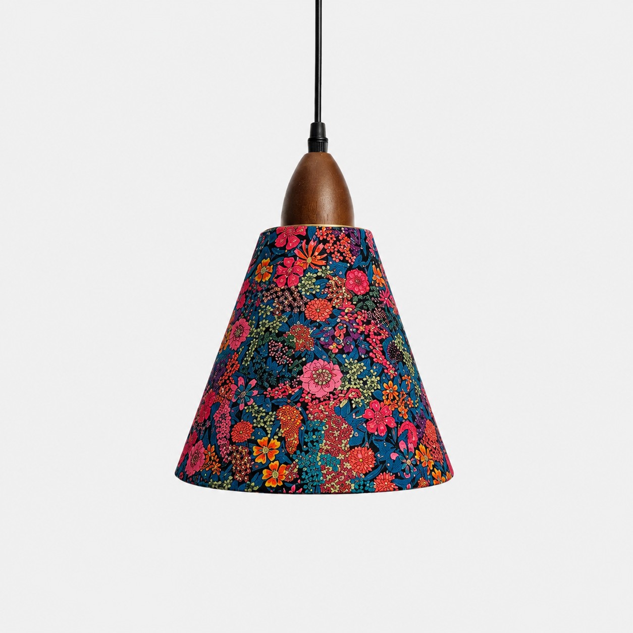 Kleine kegelförmige Hängeleuchte aus Liberty-Stoff mit Goldfolienmuster und Blumenmuster