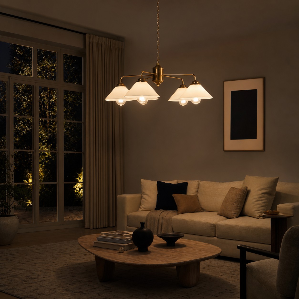 Un lampadario a cinque luci illumina un caldo soggiorno serale.