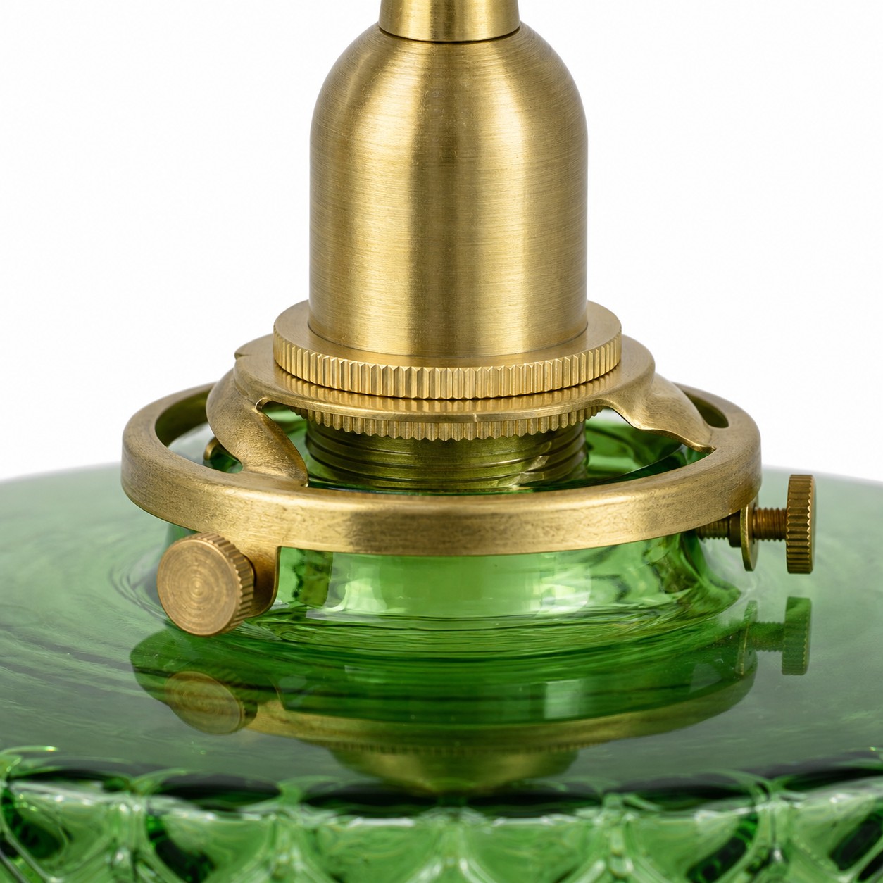 Componenti in ottone ossidato su vetro verde smeraldo