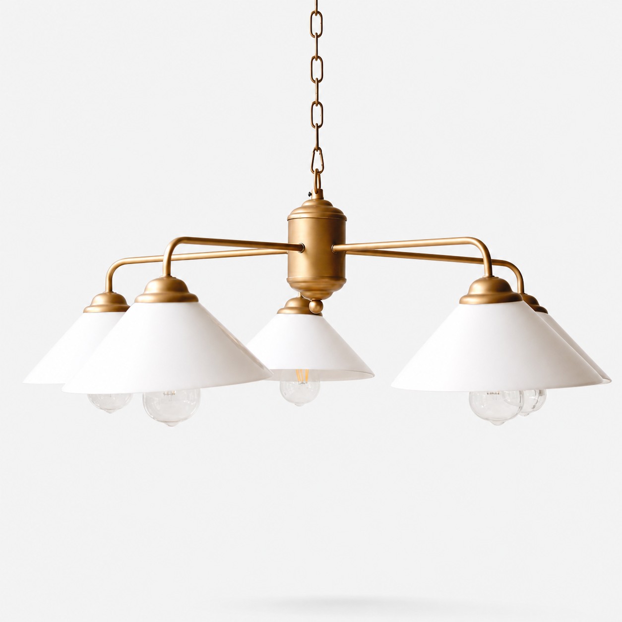 Lampadario vintage a cinque luci con paralumi in vetro bianco latte