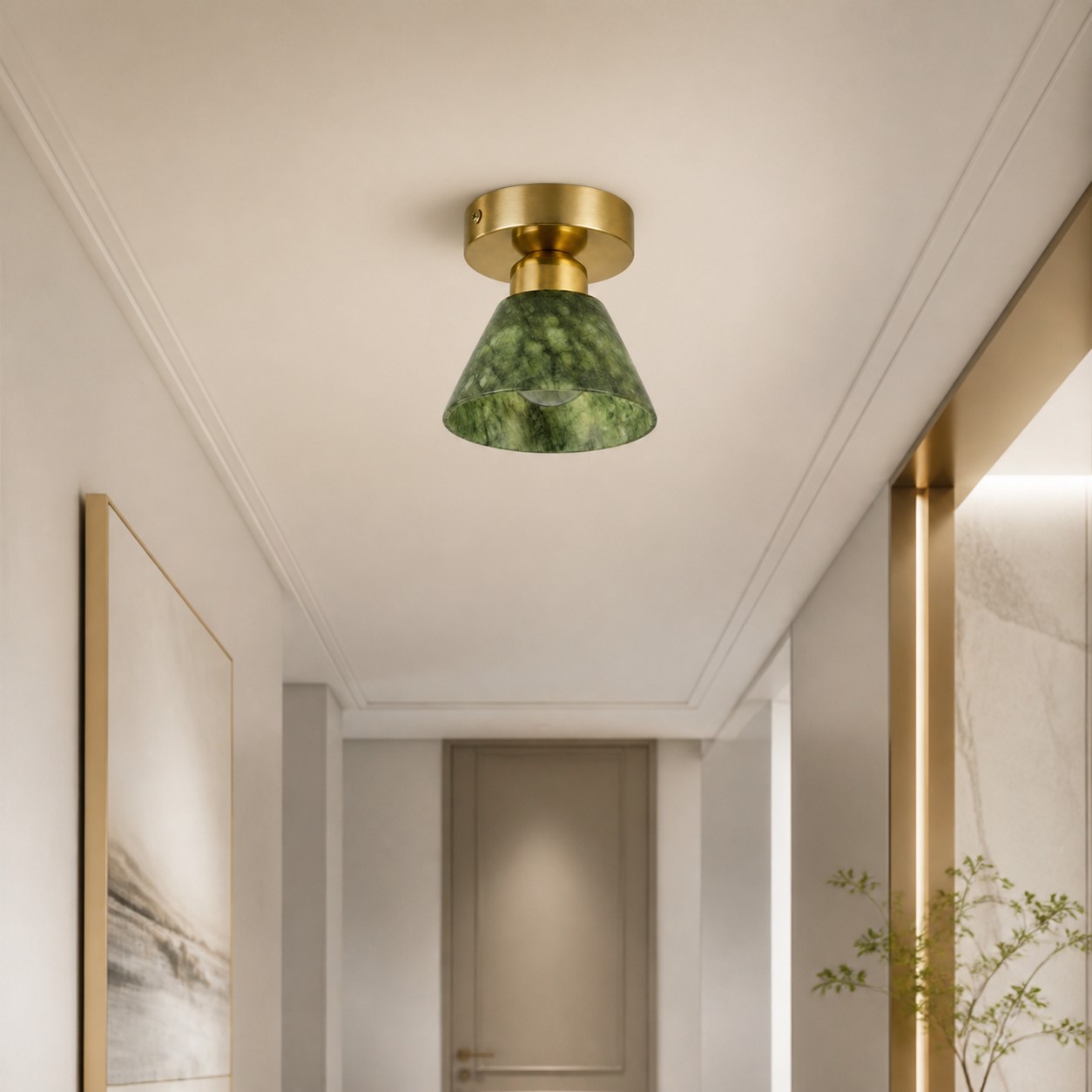 Lampadario a soffitto in giada verde e ottone installato sopra una classica zona lounge.