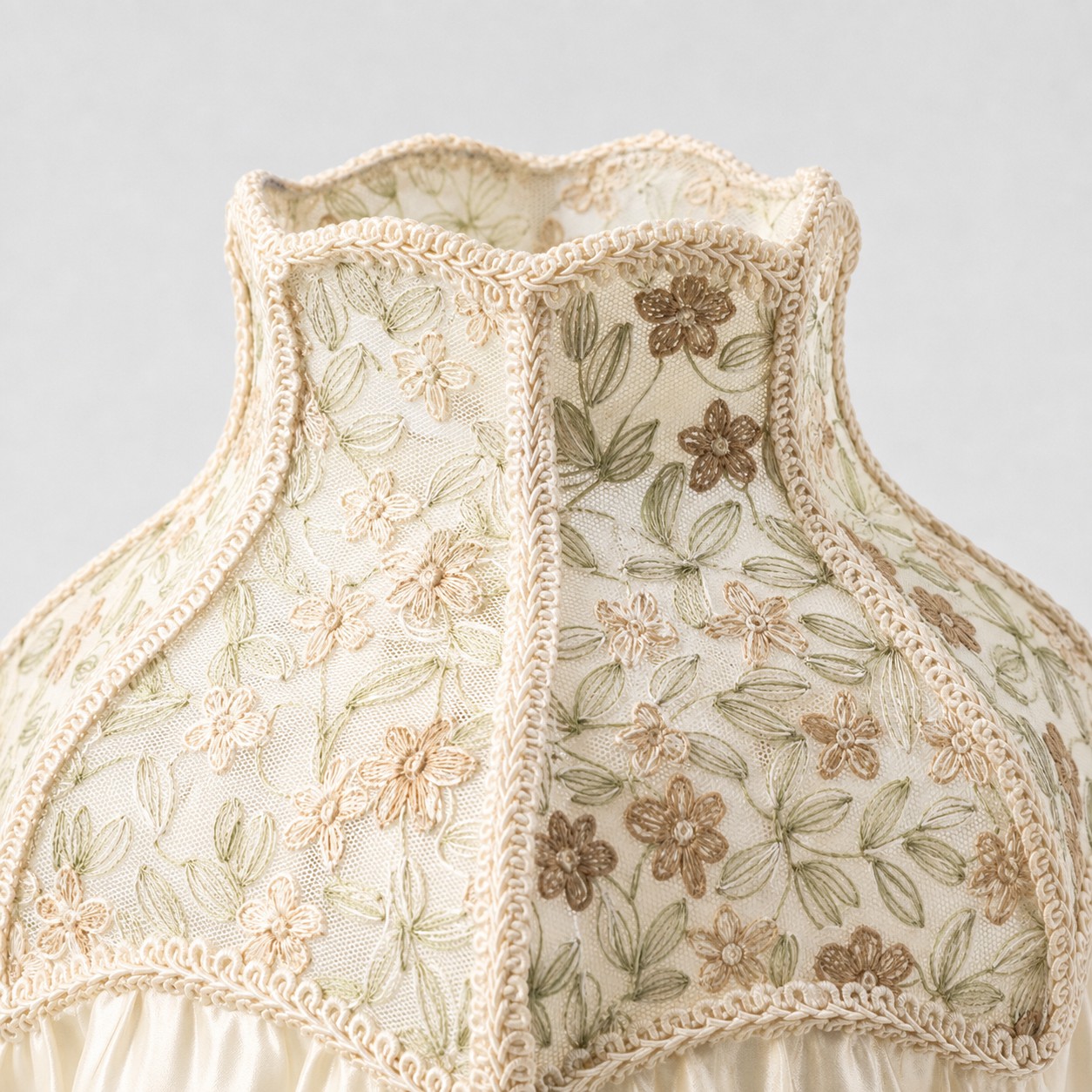 Embroidered Floral Ruffle Table Lamp 1