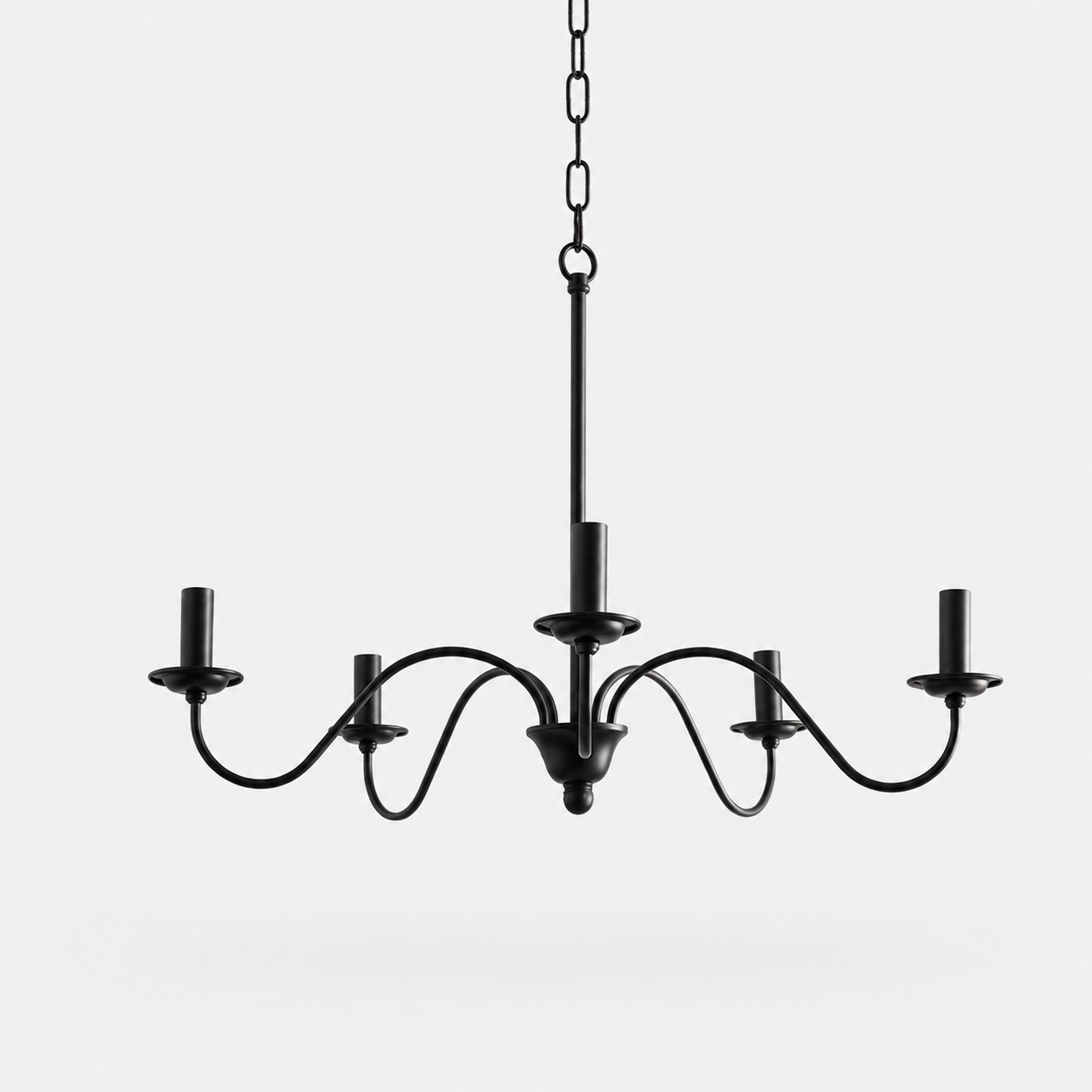 Lustre de ferro preto com cinco lâmpadas e marcações de dimensões.