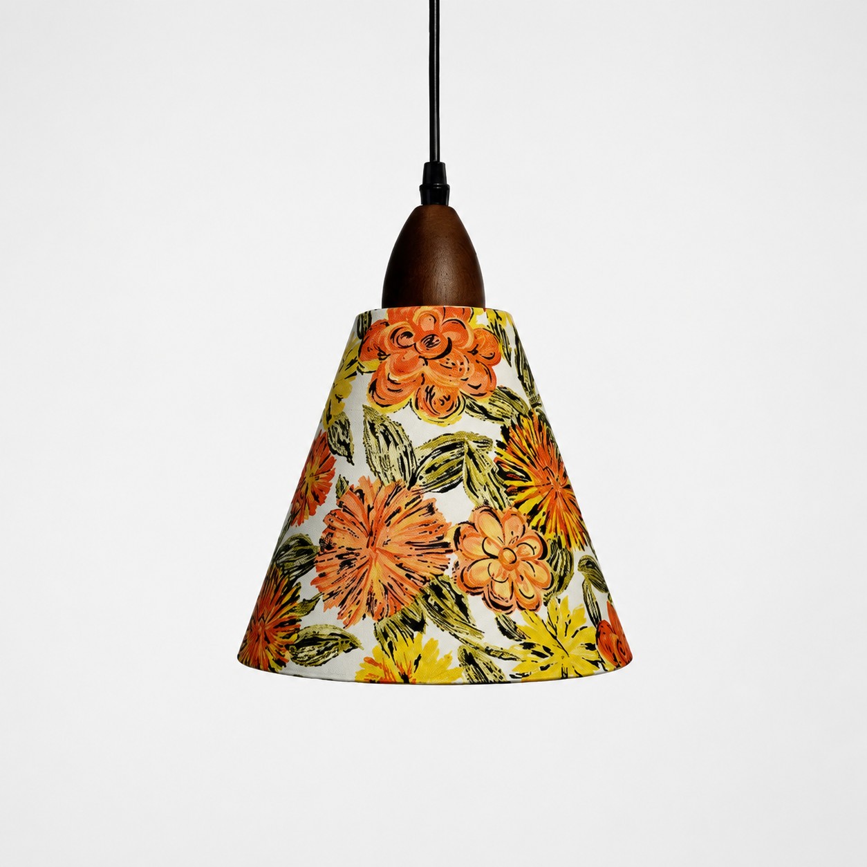 Kleine orangefarbene Kegel-Hängeleuchte aus Liberty-Stoff mit Blumenmuster