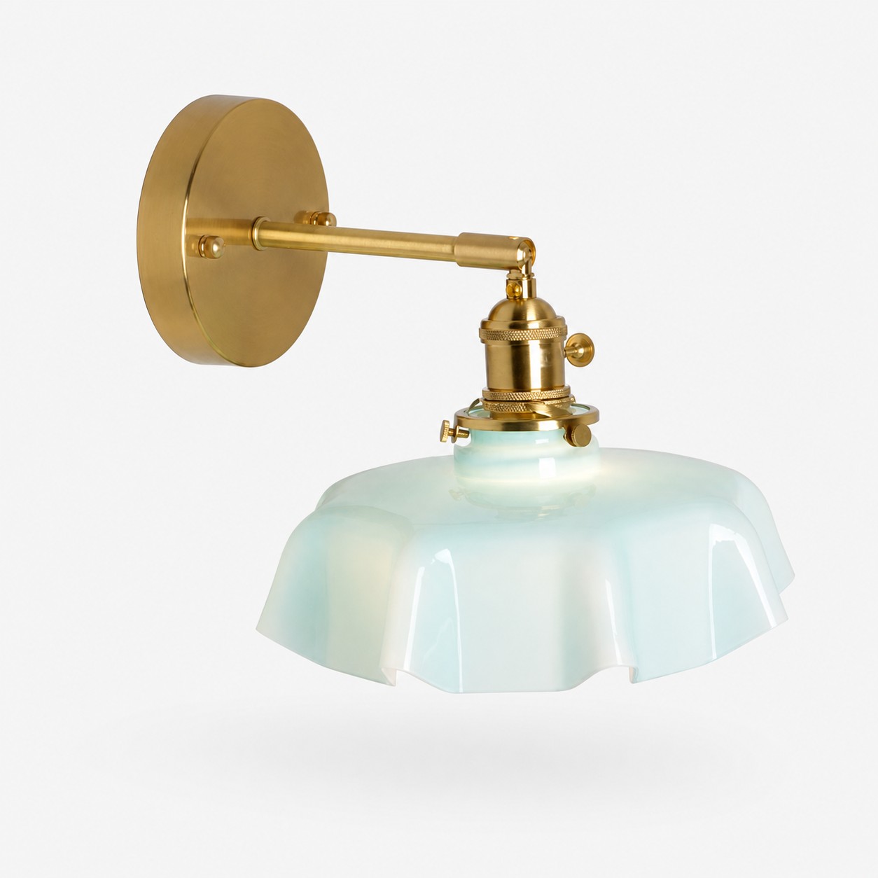 Wandleuchte aus blauem Milchglas und Messing