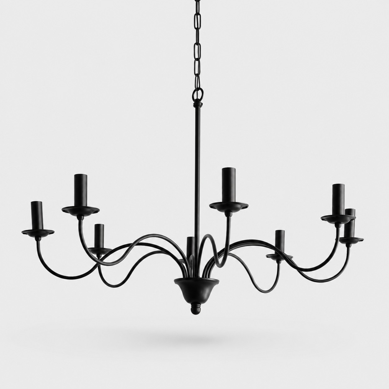 Lustre de ferro preto com oito lâmpadas e marcações de dimensões.