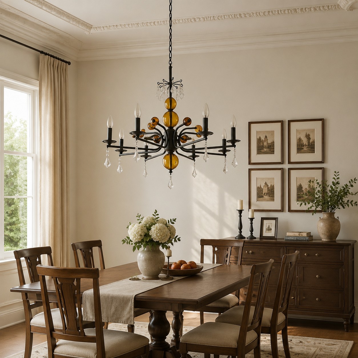 Lustre de vidro âmbar estilo francês instalado sobre uma mesa de jantar.