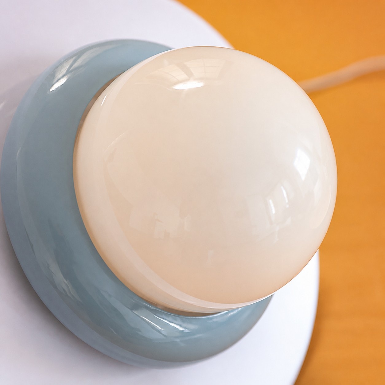 Nahaufnahme eines Diffusors aus Opalglas und eines blauen Lampenschirms