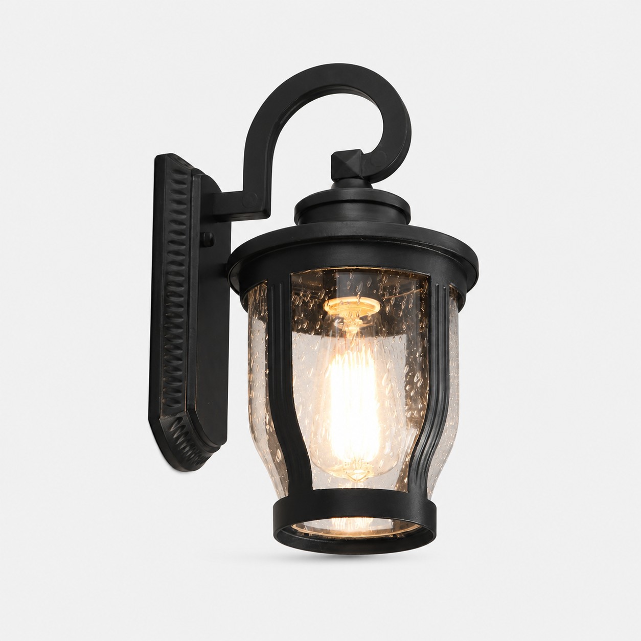 Zwarte regenglazen buitenwandlamp op een grijze achtergrond