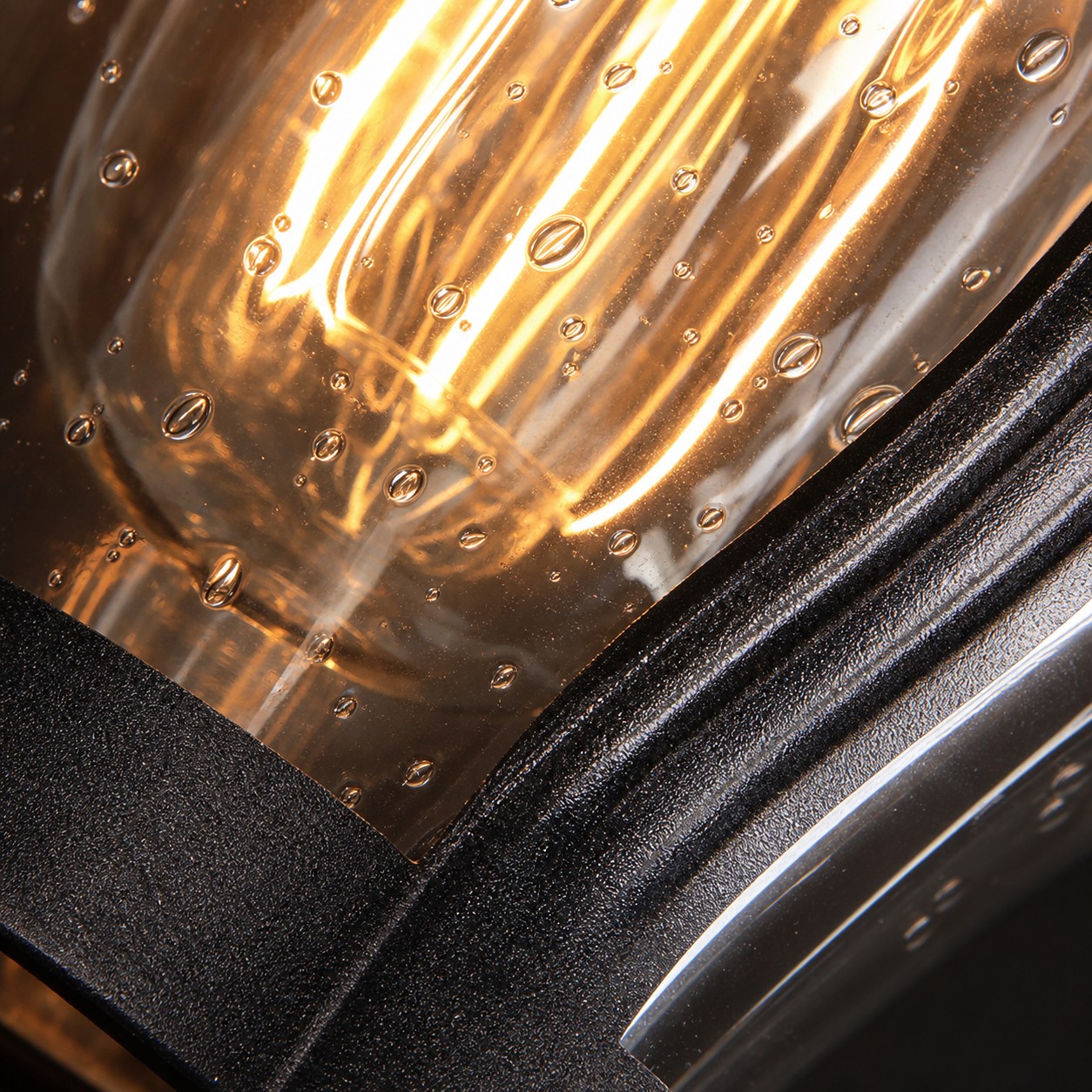 Detailweergave van de gebogen scrollarm en het metalen frame.