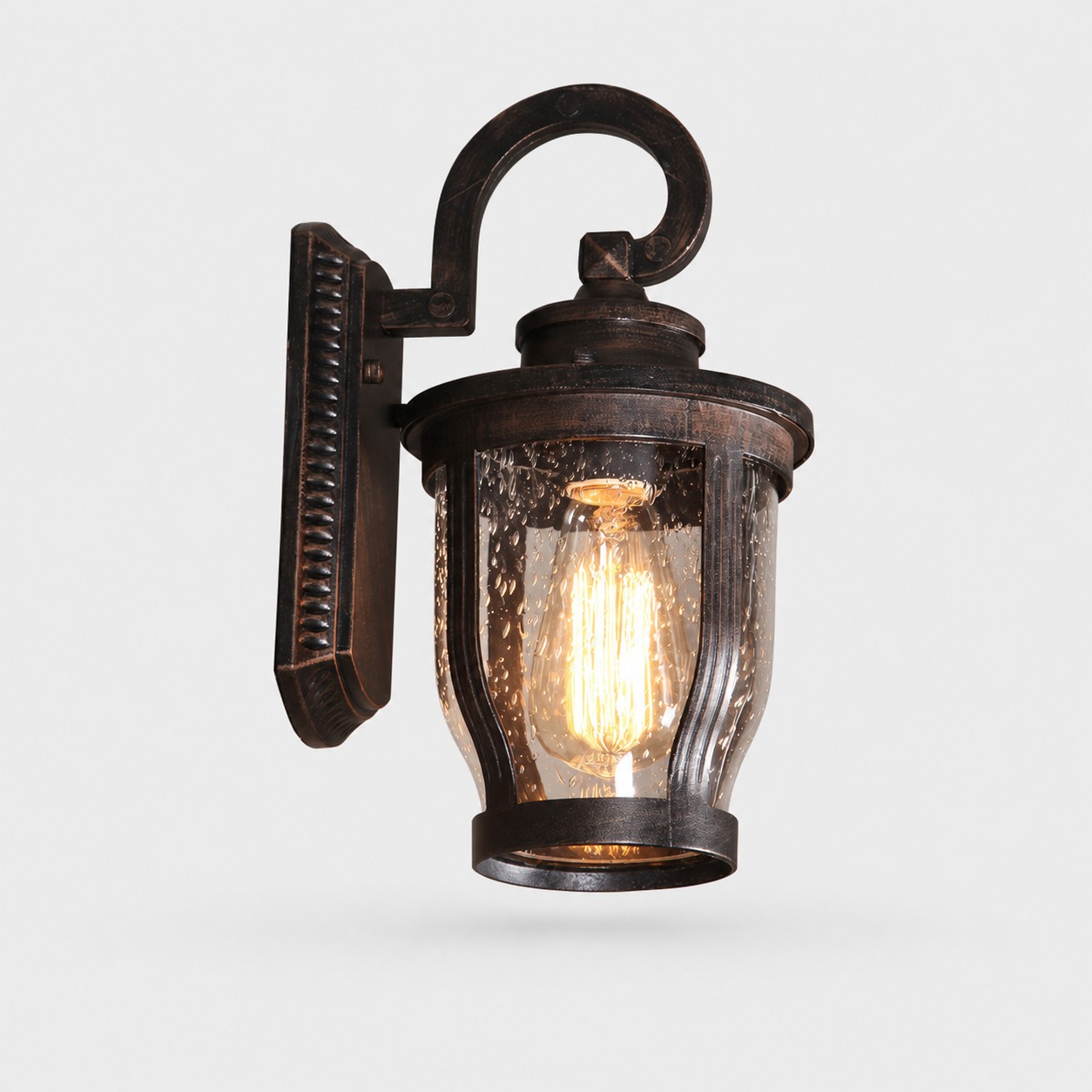 Antieke bronzen regenglas buitenwandlamp op een grijze achtergrond