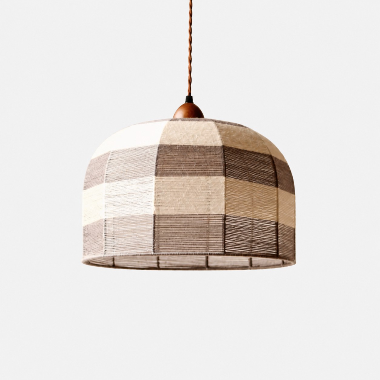 Lámpara colgante de cúpula con diseño de patchwork de hilo de algodón y florón de techo de nogal.