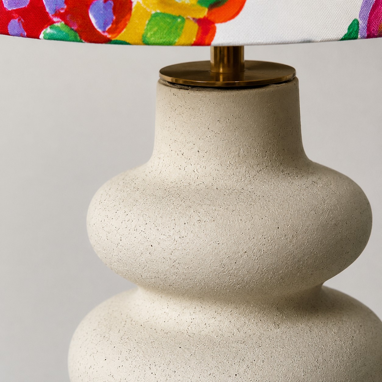 Gros plan sur le pied de lampe en céramique texturée