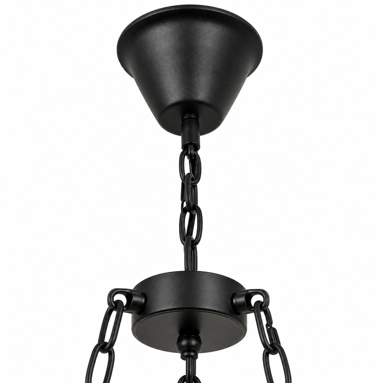 Detailopname van een zwart plafondpaneel en een verstelbare kroonluchterketting.