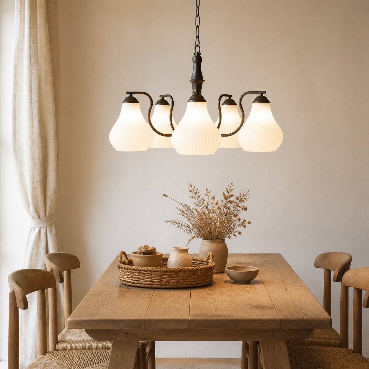 Un elemento decorativo cálido ideal para mesas de comedor, rincones de estudio y habitaciones de estilo vintage.