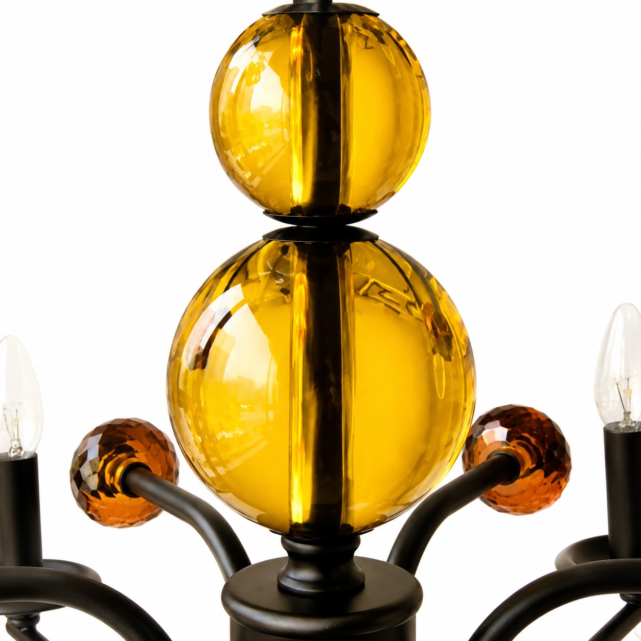 Ornamentos de vidro âmbar empilhados na coluna central do lustre