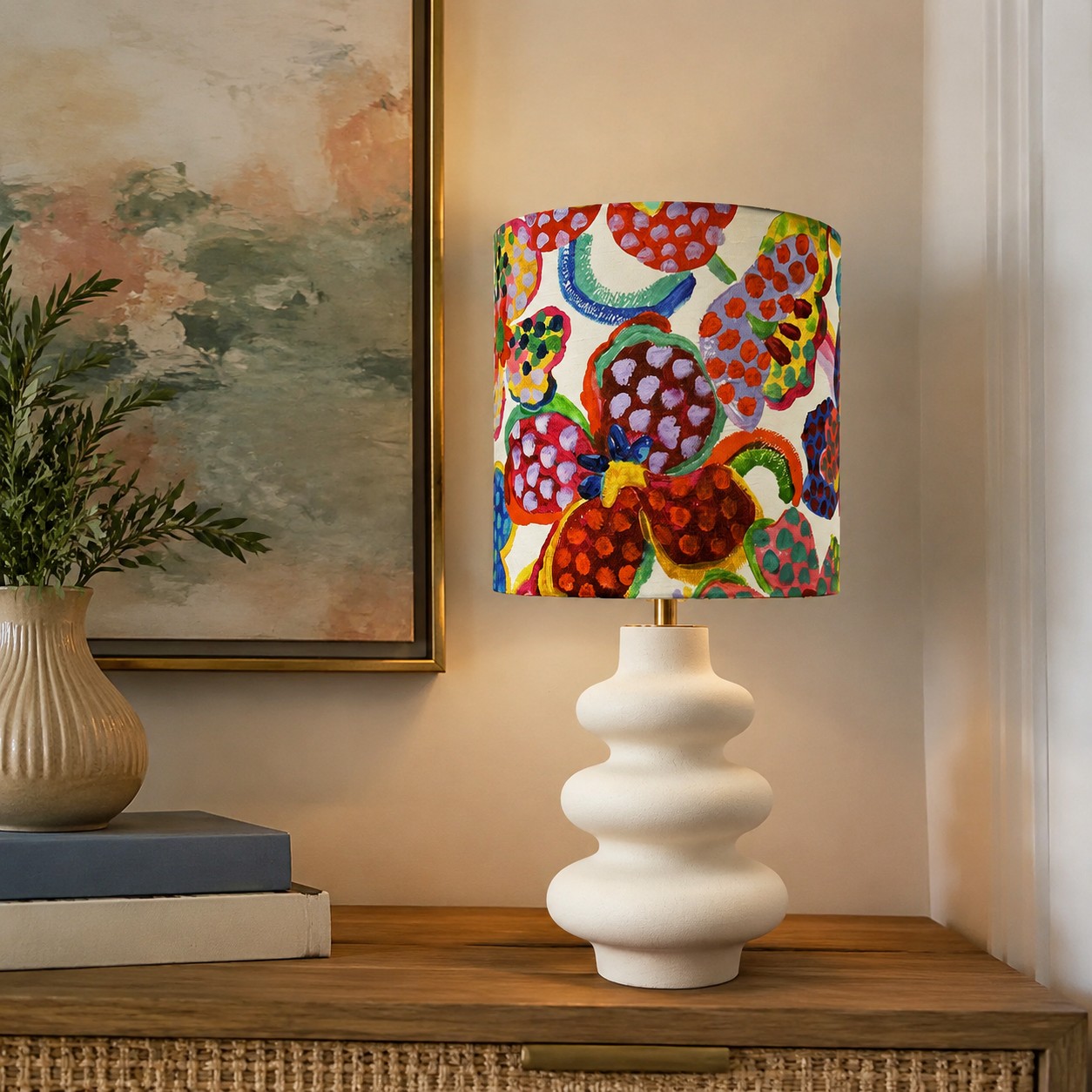 Lampe de table en céramique à motif floral posée sur une console en bois