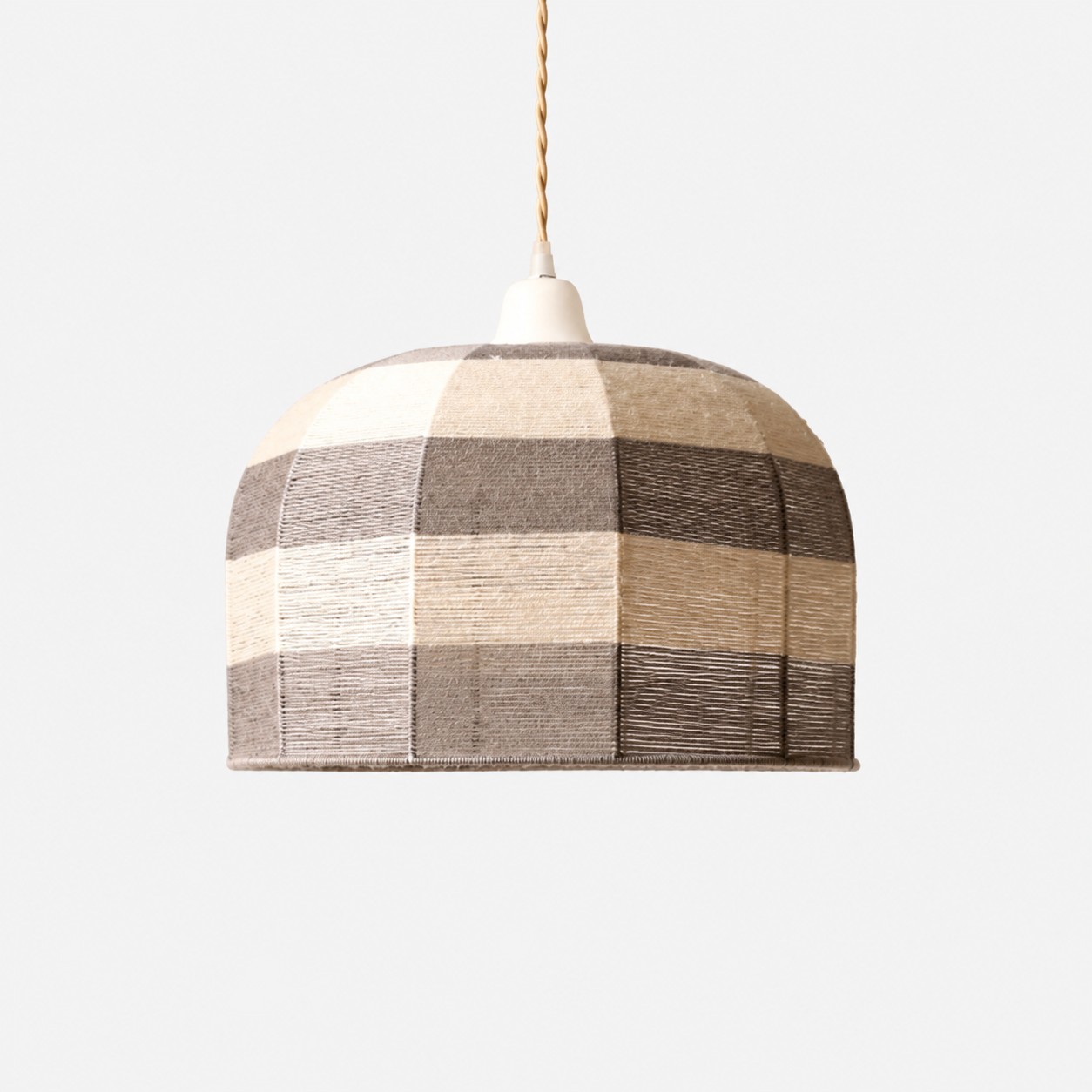 Lámpara colgante de cúpula con diseño de patchwork de hilo de algodón y dosel de techo blanco.