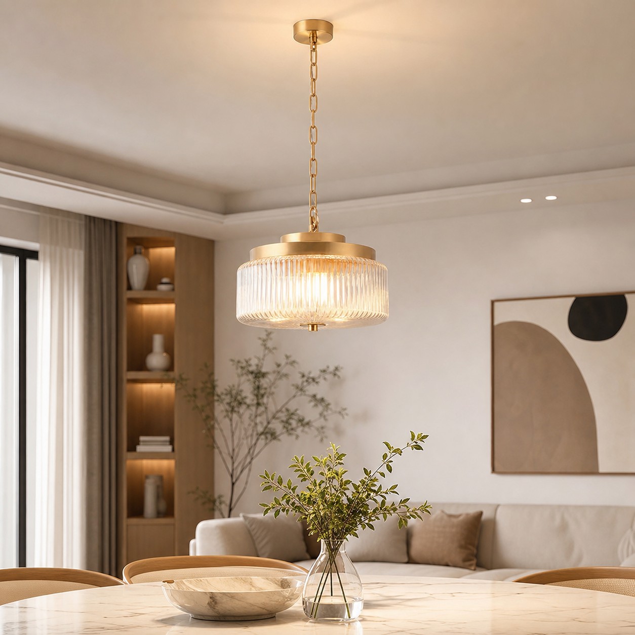 Lampadario antico in ottone con vetro scanalato, in un ambiente interno.