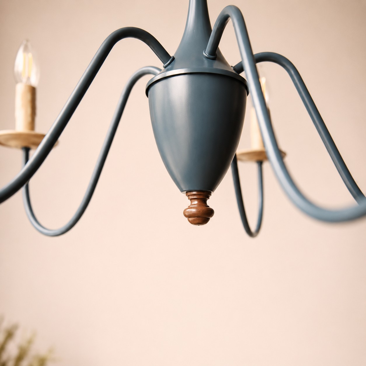 Lustre de velas francesas com corpo central em metal e detalhe inferior.