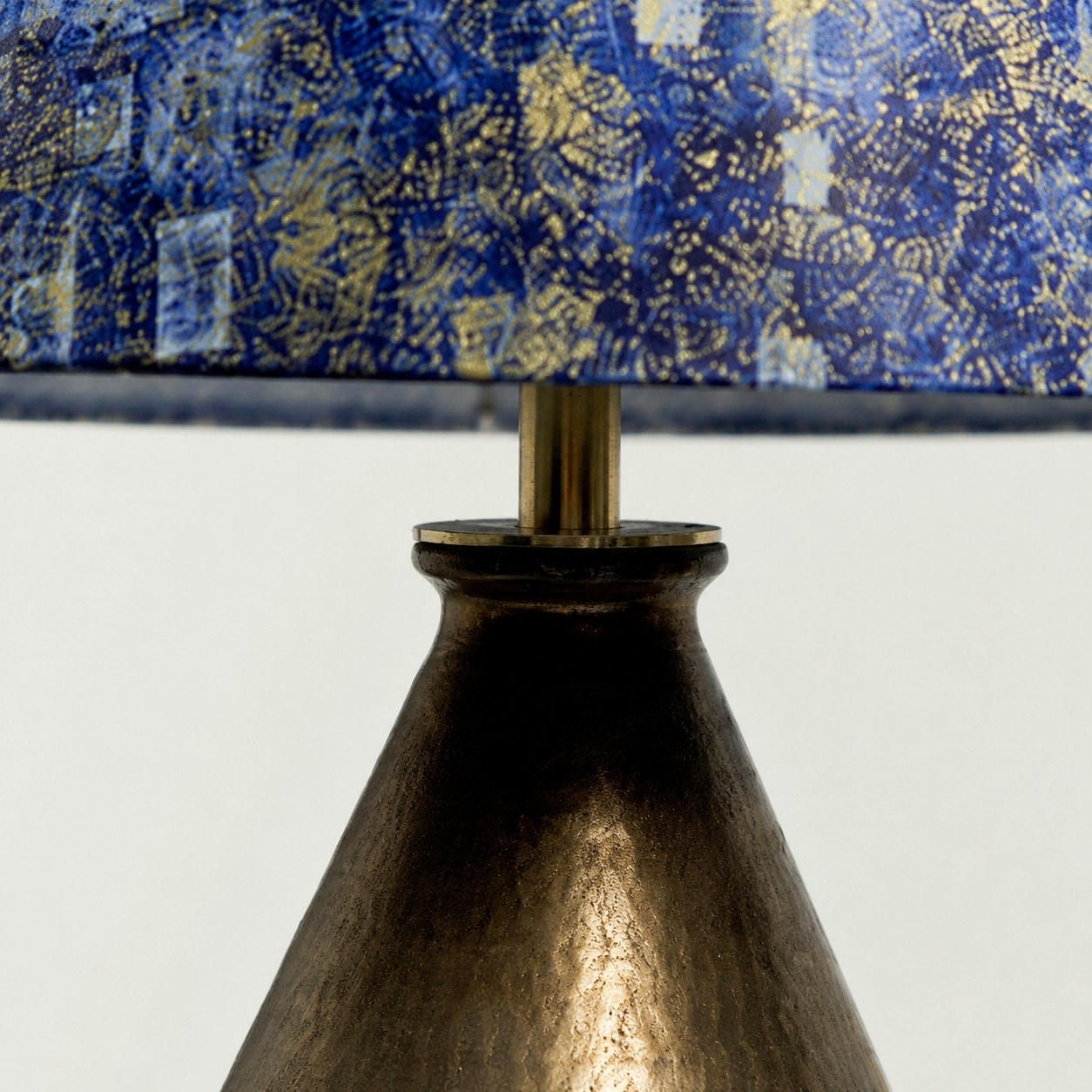 Details van de rand van de lampenkap en de vergulde lamphals.
