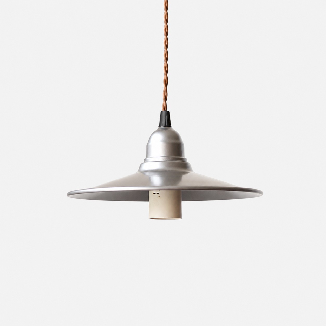 Lampada a sospensione a forma di ala di rondine, colore argento.