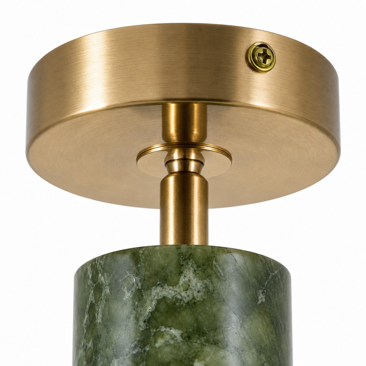 Dettaglio di collegamento tra il rosone a soffitto color ottone e il paralume color giada.