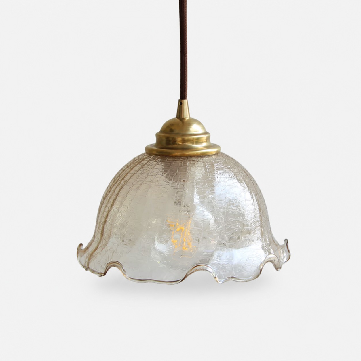 Lampadario a sospensione vintage in ottone con paralume in vetro da tè.