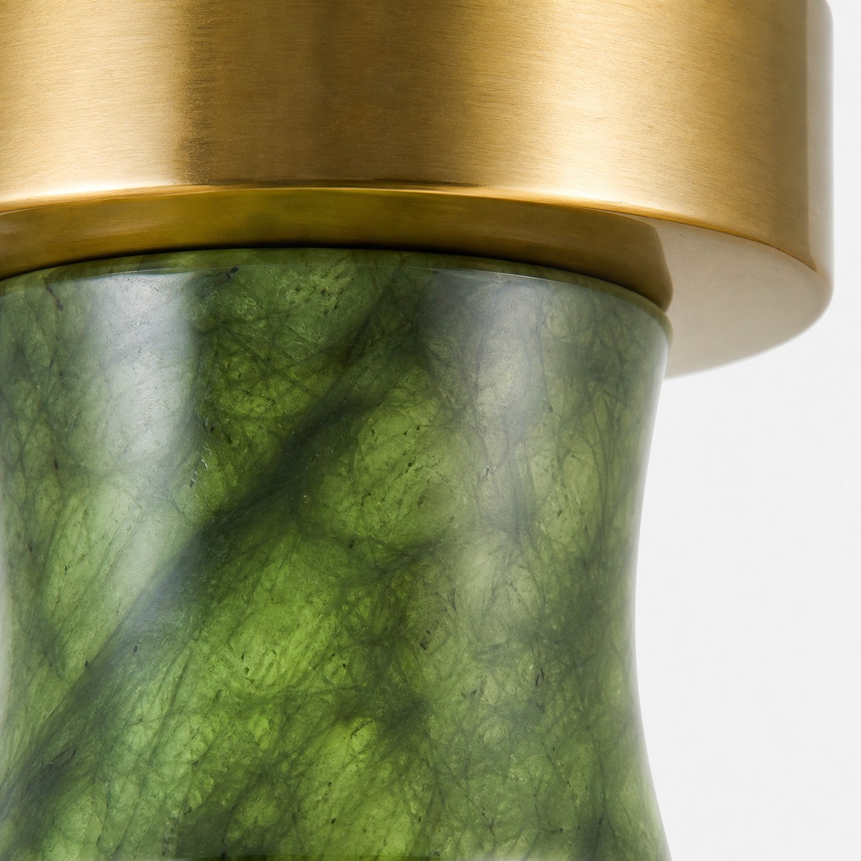Variación de jade verde en capas cerca de la placa del techo