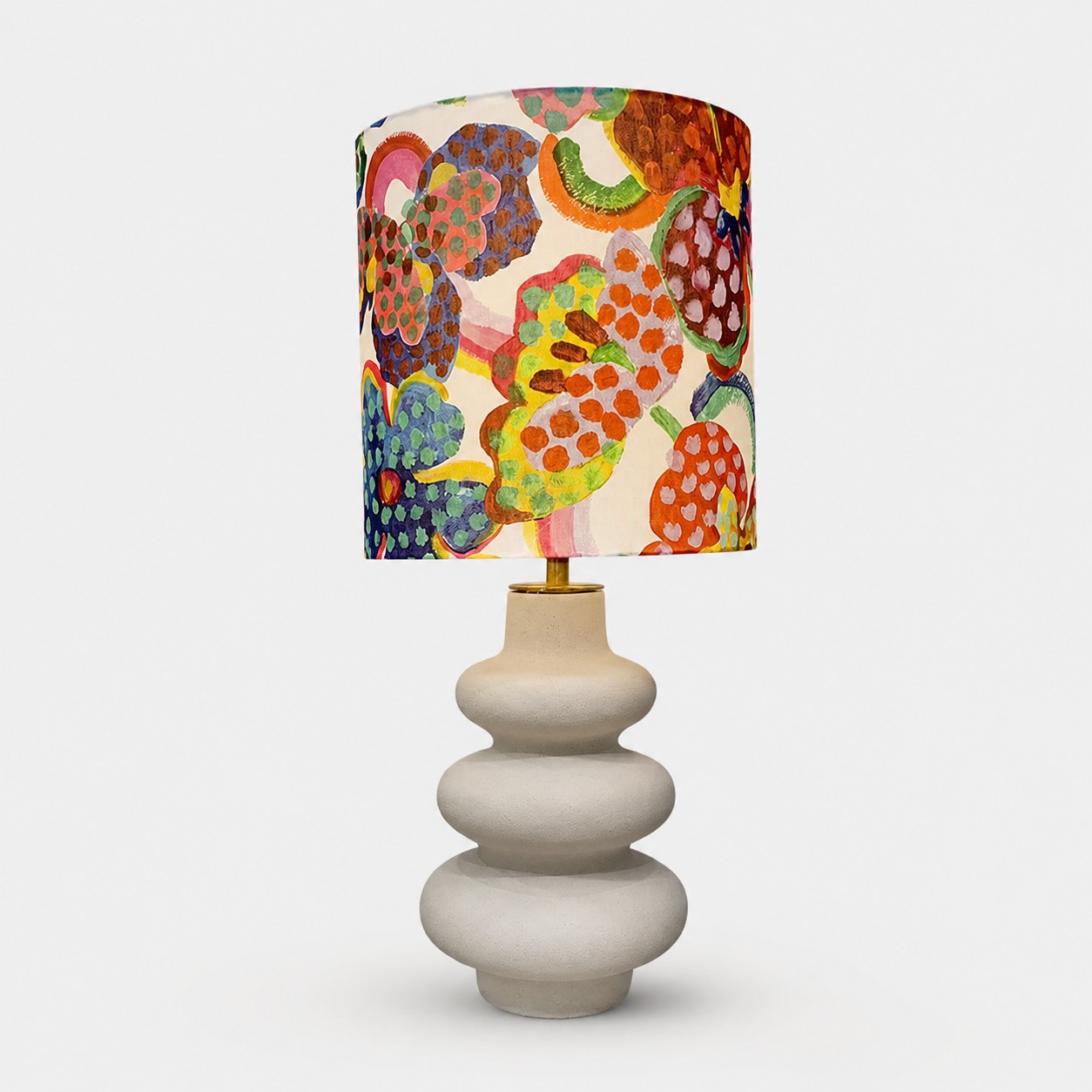 Lampe de table avec abat-jour en tissu à motifs floraux multicolores et base en céramique gris chaud
