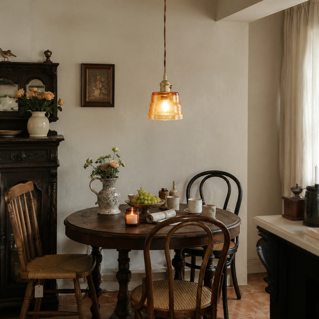 Una lampada a sospensione compatta, ideale per angoli pranzo, isole cucina, illuminazione da comodino e tavolini da caffè.