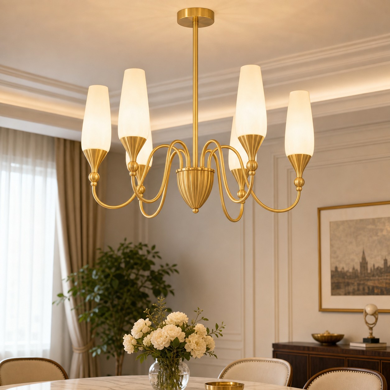 Lampadario in rame e vetro installato sopra un tavolo da pranzo.