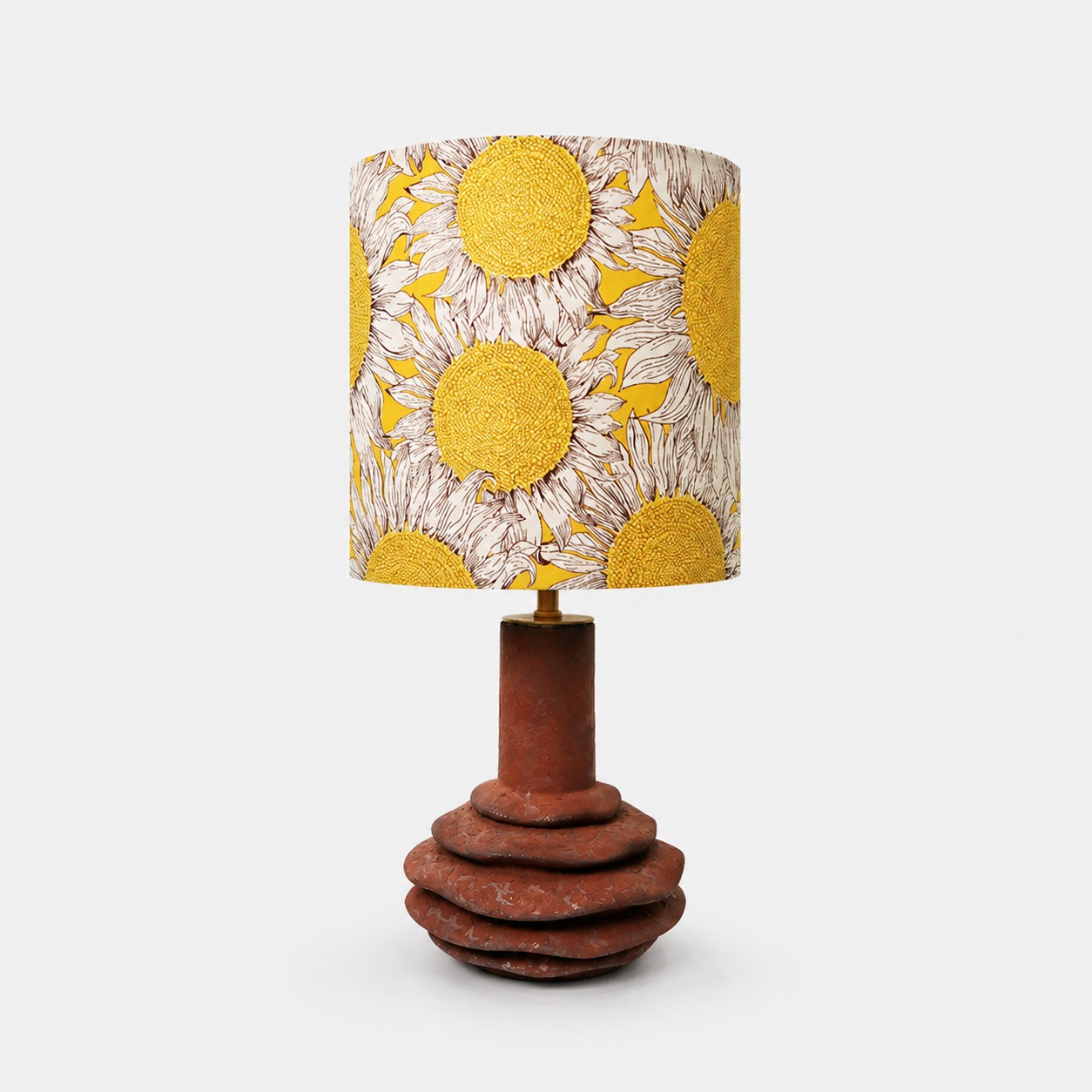 Lampada da tavolo in ceramica con paralume in tessuto fantasia 1