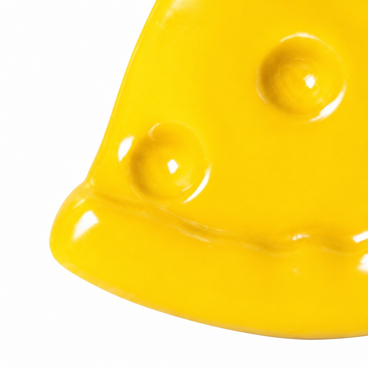 Detail boční knoflíku skříňky na sýrové plátky