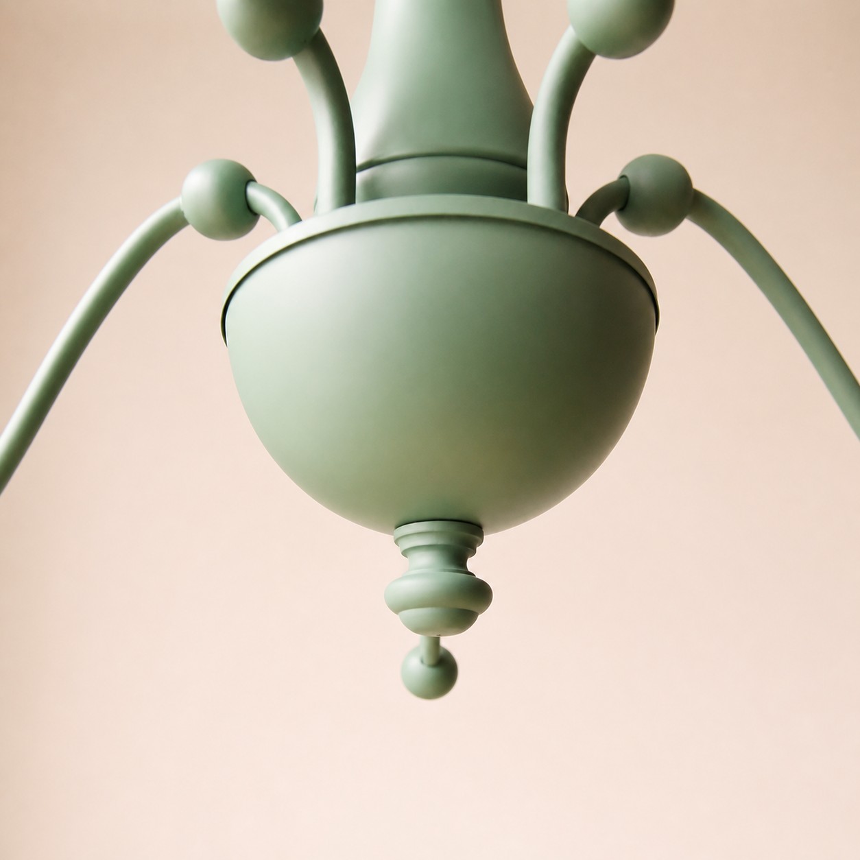Lustre de ferro verde-abeto com corpo inferior e braços curvos.