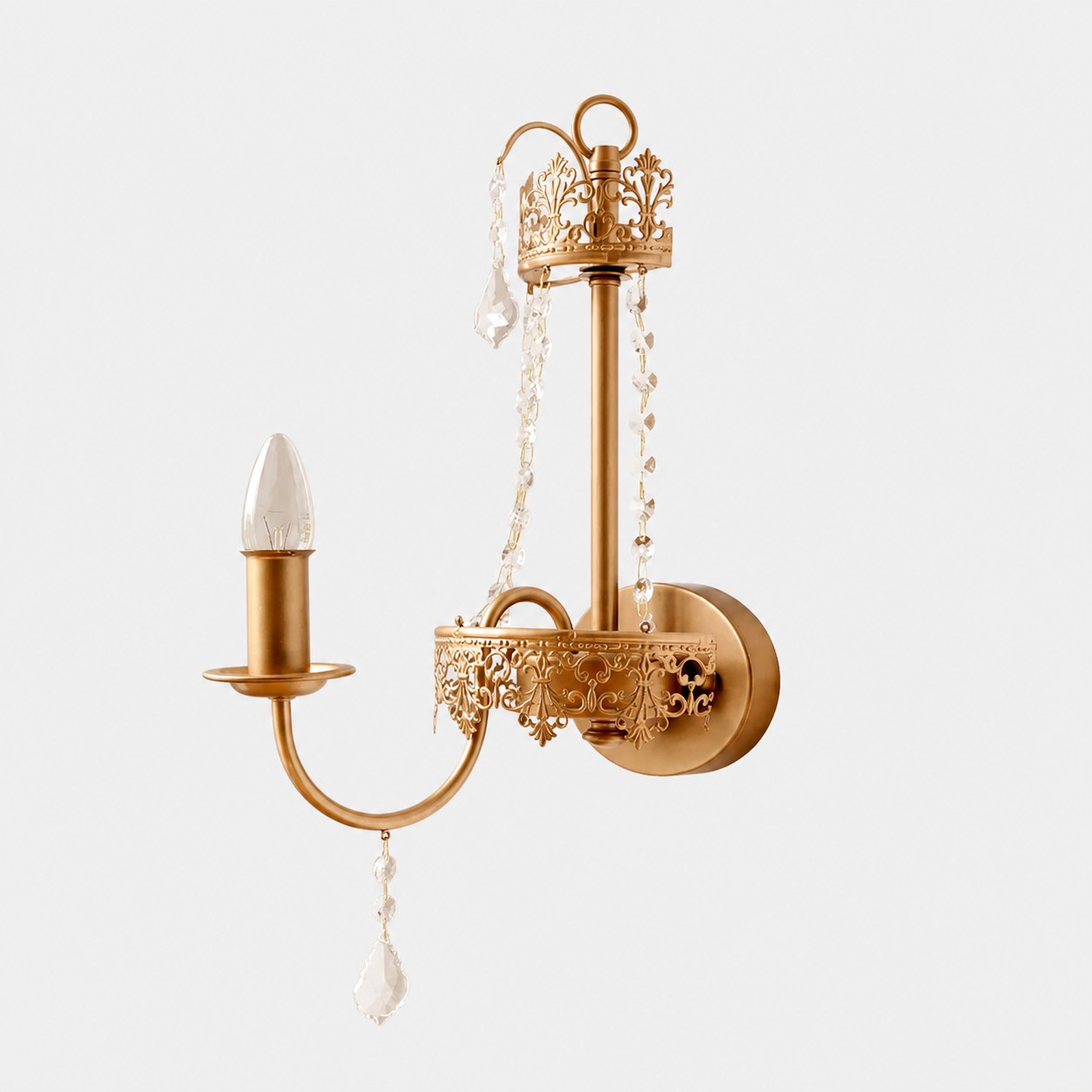Applique da parete antica in ottone con candelabro in cristallo francese su sfondo bianco pulito.