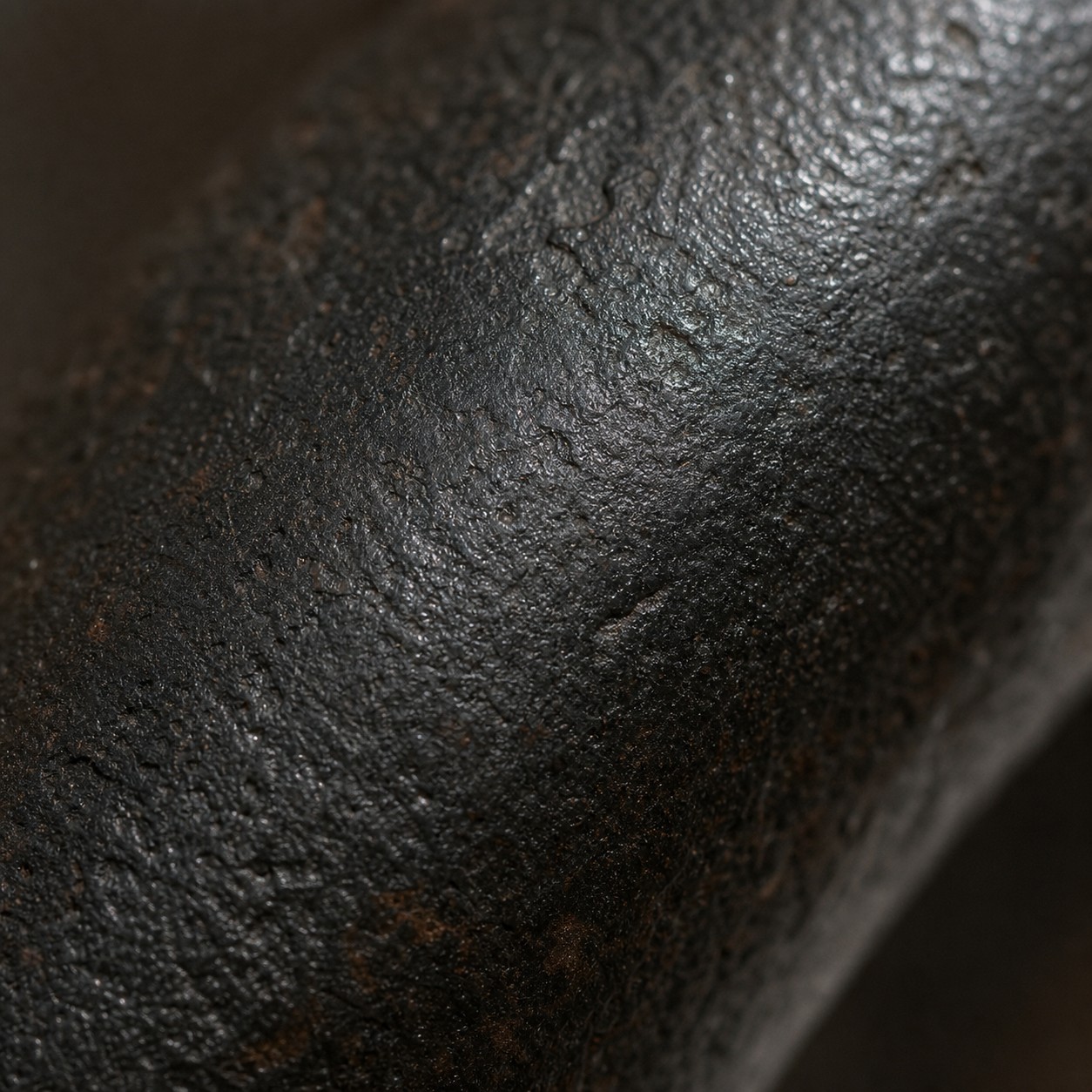 detail tepaného železného prstenu