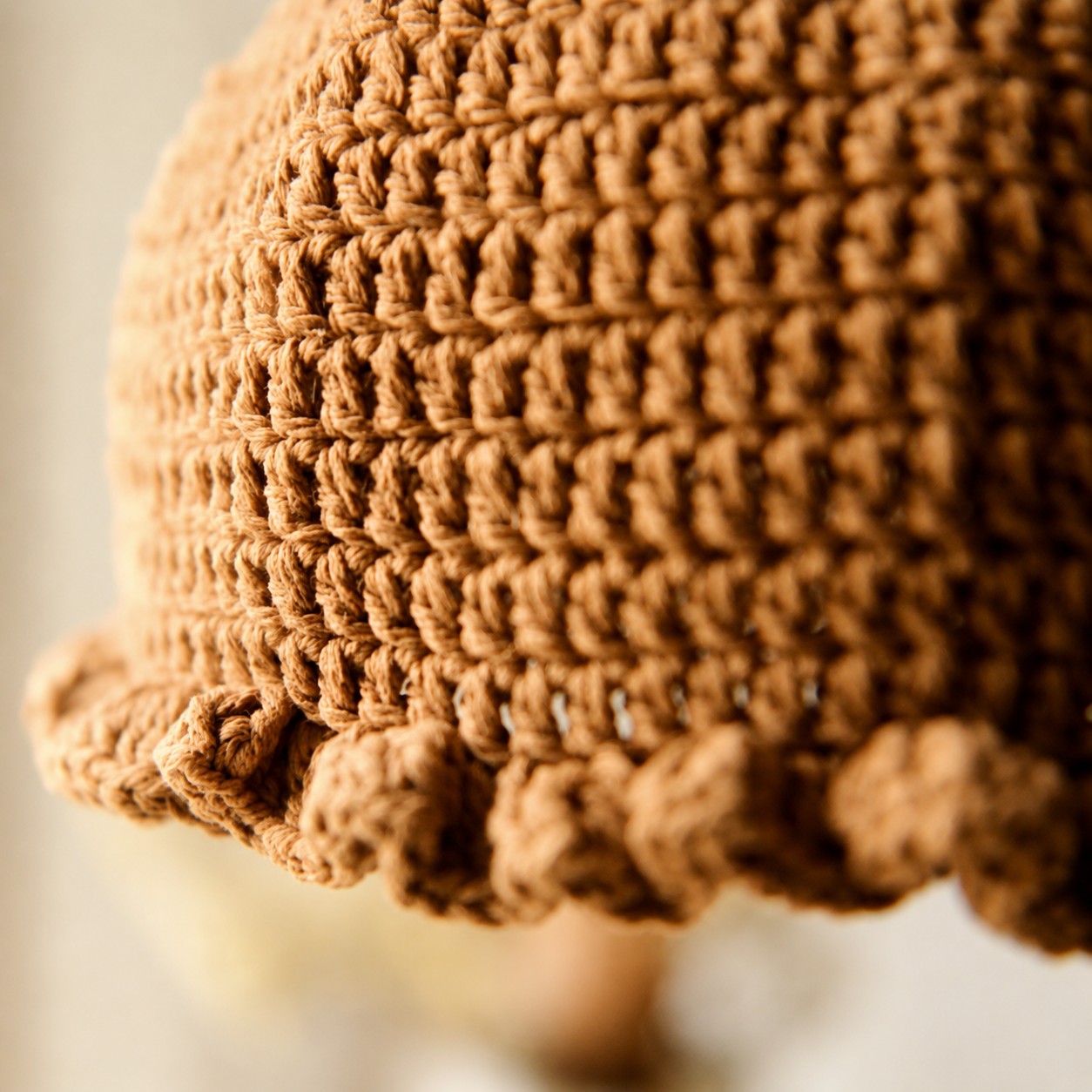 Woven shade and scalloped edge detail