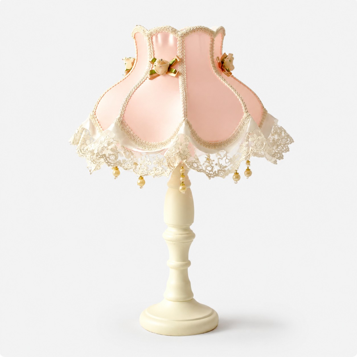 Rosa bordslampa i satinspets mot ljus bakgrund