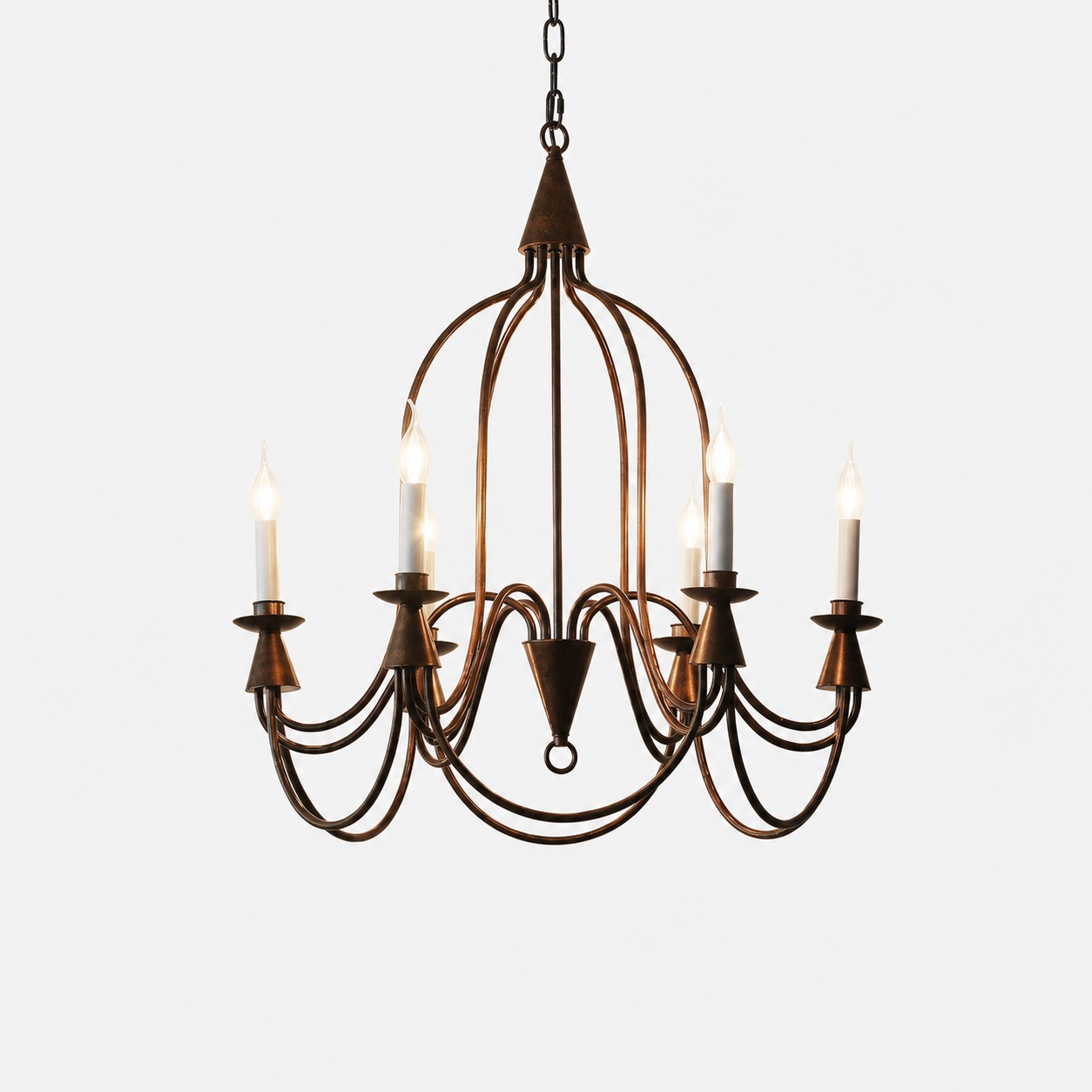 Lámpara de araña antigua de bronce con seis luces y candelabro de hierro.