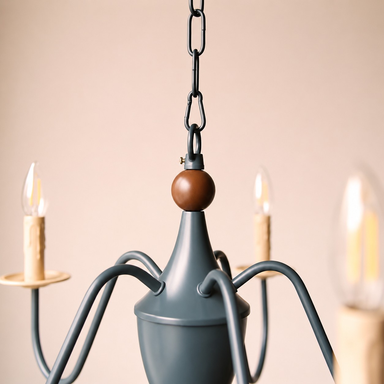 Detalhe da corrente e da conexão superior do lustre de velas francesas