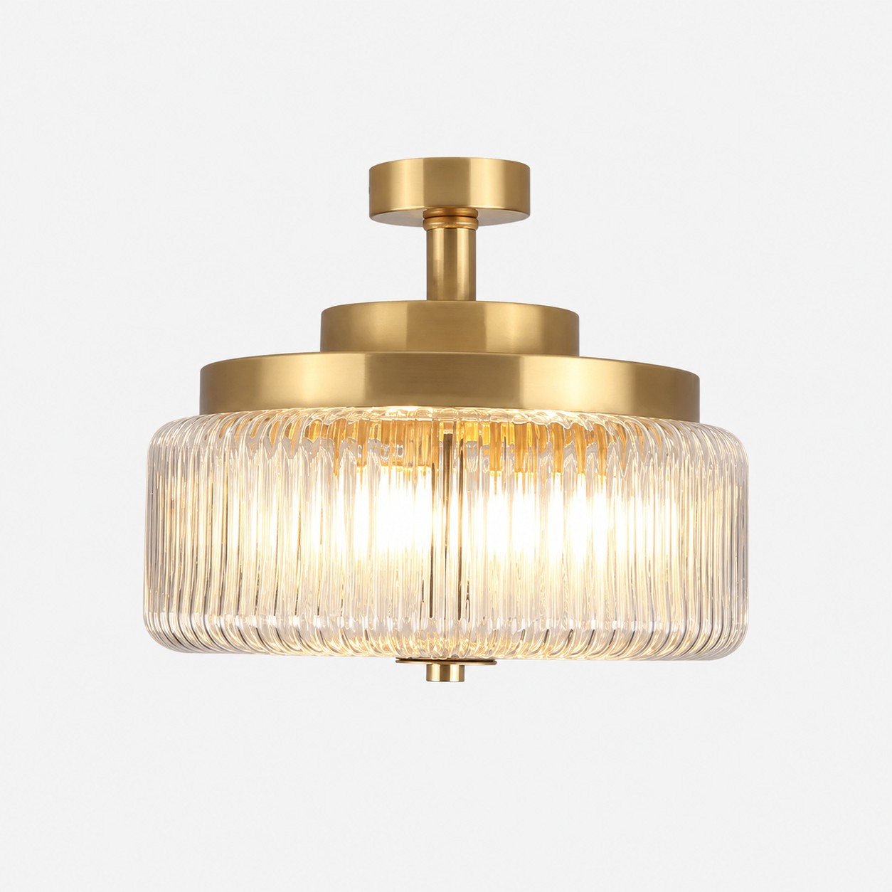 Lampadario antico in ottone con paralume in vetro scanalato su sfondo pulito.