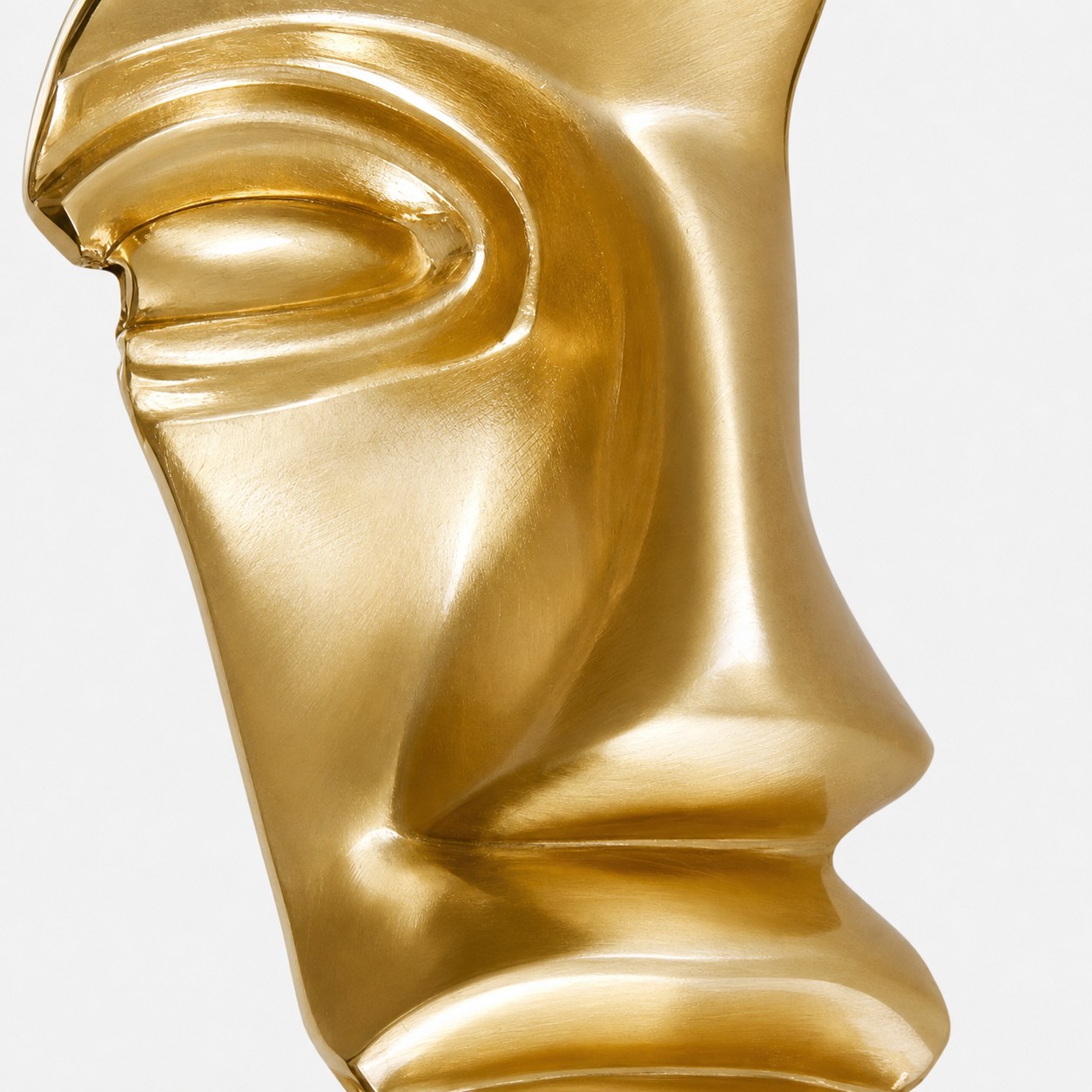 Detailní pohled na reliéf výstupní pupily a povrch z kartáčované mosazi