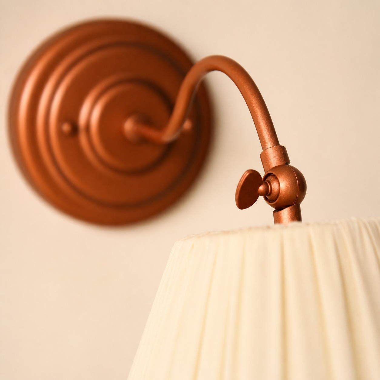 Round backplate, curved arm, and adjustable side knob.