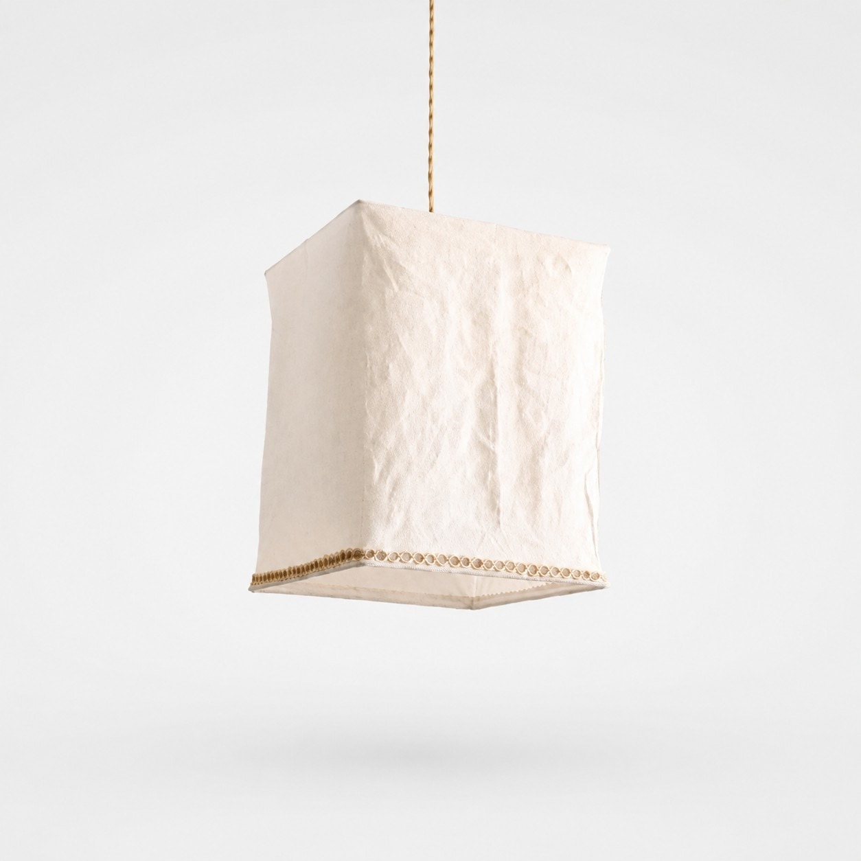 Sculptural Linen / Natural Ivory / L 30 × W 38 × H 42 cm / L 11.8 × W 15.0 × H 16.5 in